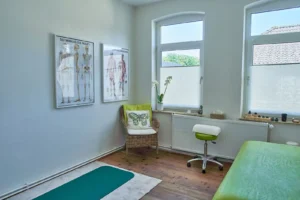 Behandlung mit Liege Liebscher & Bracht Praxis in Bad Bramstedt