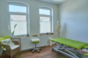 Behandlung mit Liege Liebscher & Bracht Praxis in Bad Bramstedt